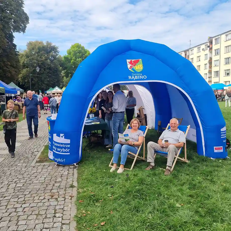 dmuchany-namiot-reklamowy-czyste-powietrze-herb-gminy-rabino-festyn-lezaki-stol-eventowy